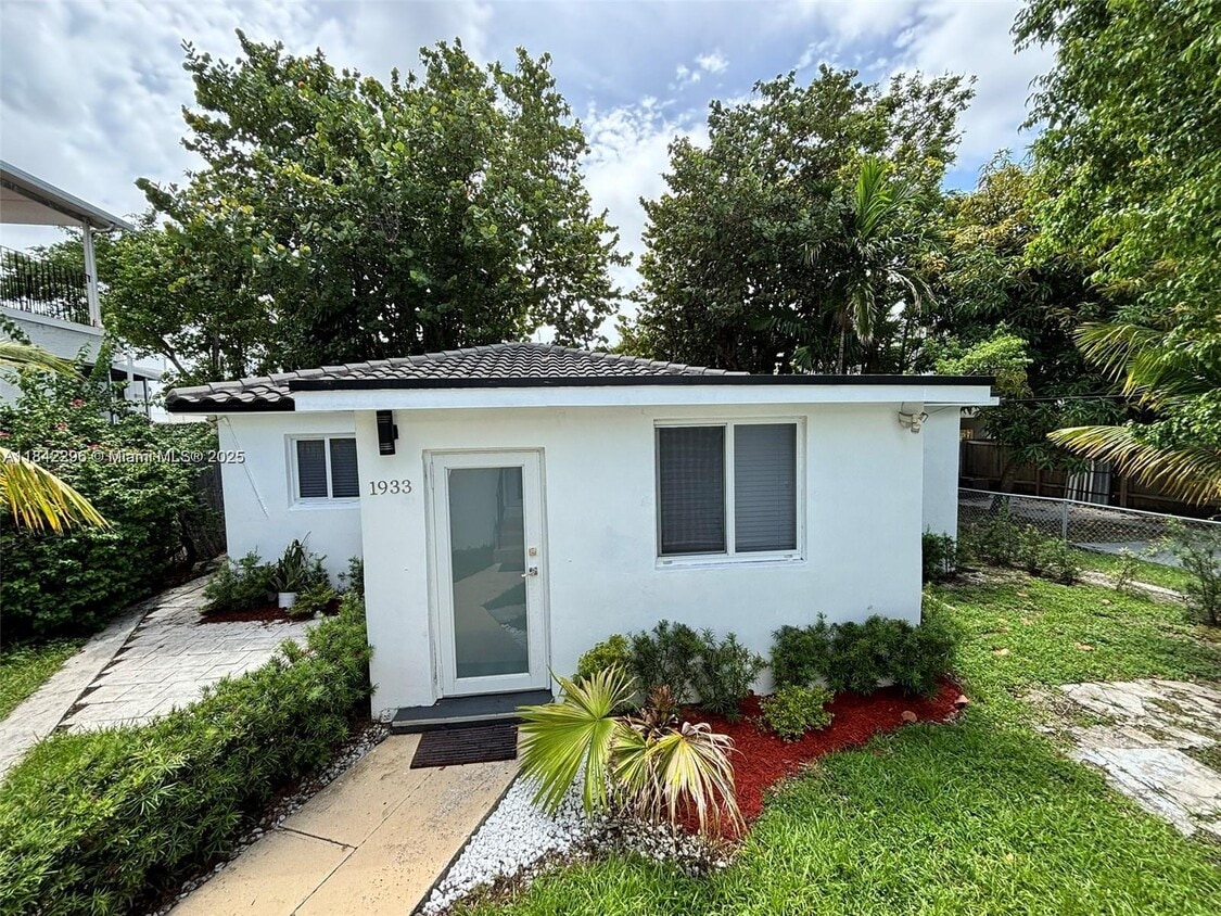 Primary Photo - 1933 SW 17th St