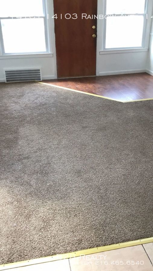 Building Photo - Large Westside Duplex ready to call home!