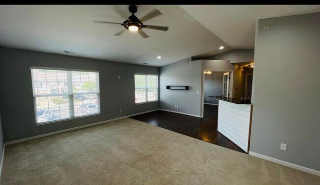 Foto del edificio - 422 Breezewood Ct