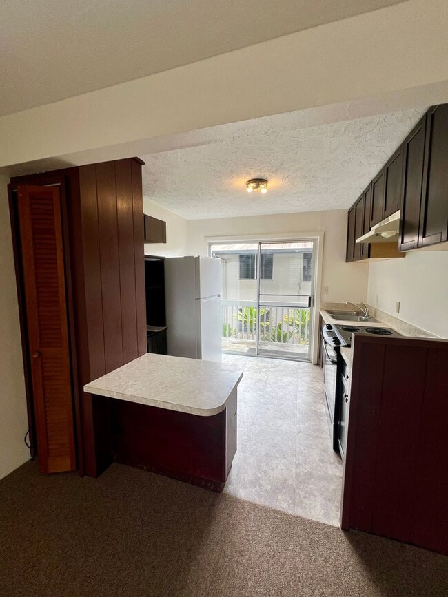 Building Photo - 272 Kapiolani St