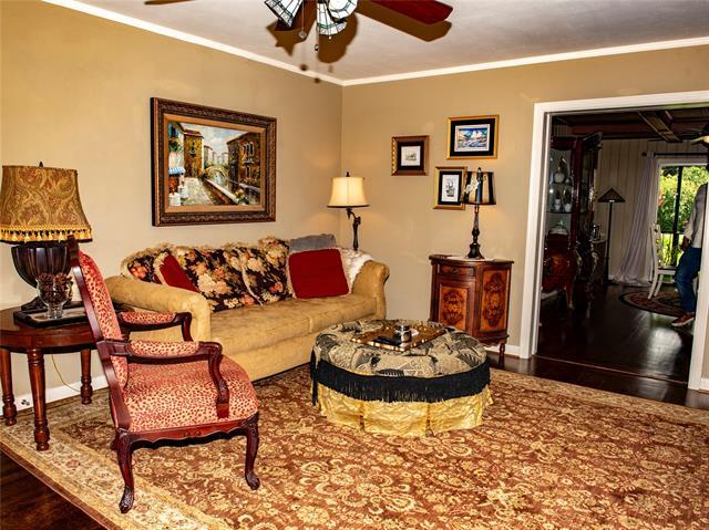 Building Photo - 6216 Mercedes Ave