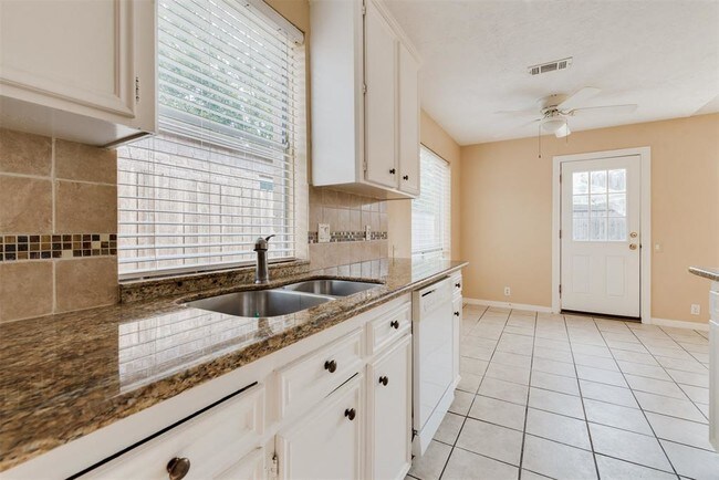 Foto del edificio - 2302 Gray Falls Dr