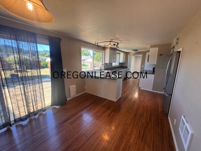 Foto del edificio - Spacious 4-Bedroom Home in North Springfield