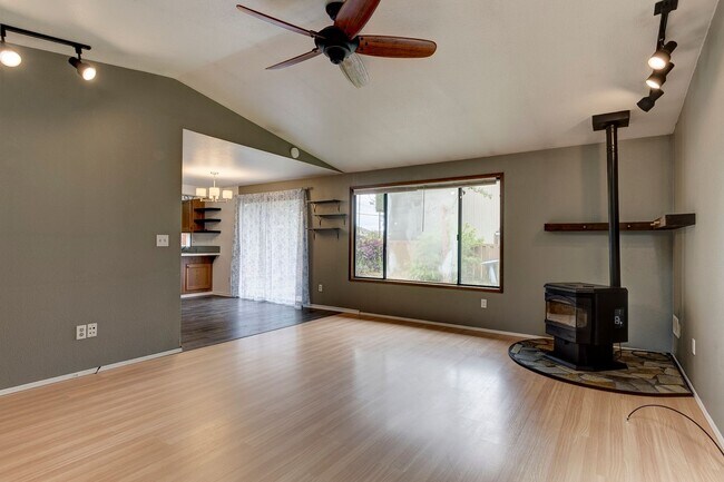Building Photo - Cozy Home Close to Beach! Your New 3 Bed, ...