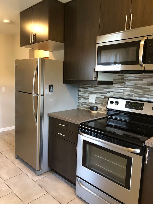 Building Photo - 1607 Plymouth Ave