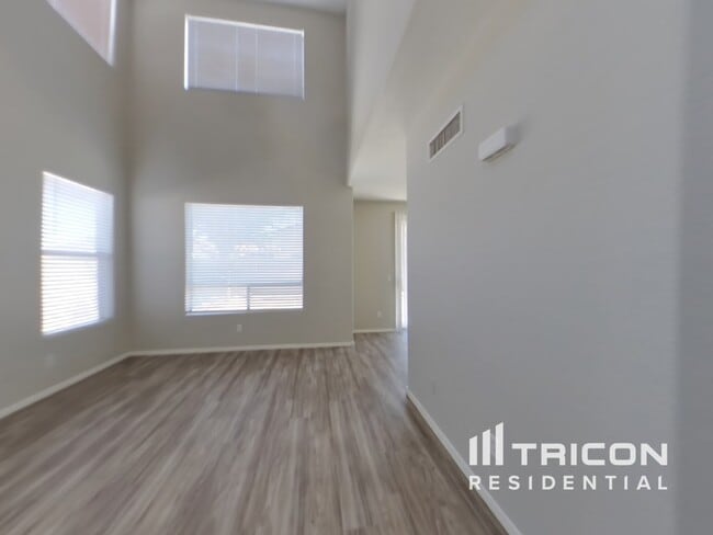 Building Photo - 873 E Impreria St