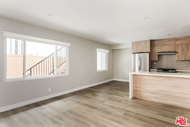 Building Photo - 1307 Tamarind Ave