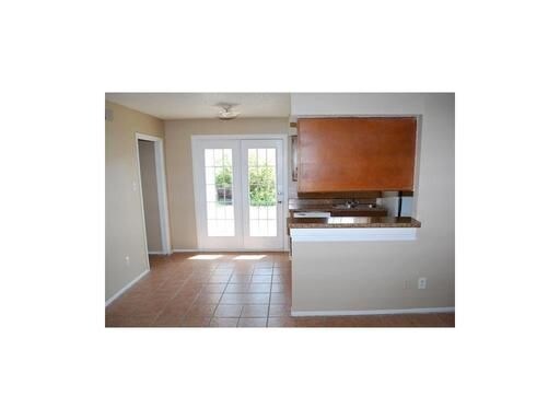 Building Photo - Spacious 2 BEDROOM 2 BATH APARTMENT