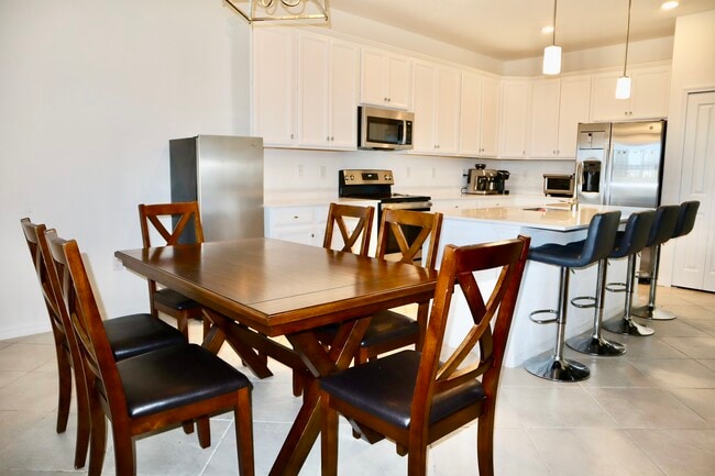 Open plan kitchen - 2585 Kona Way