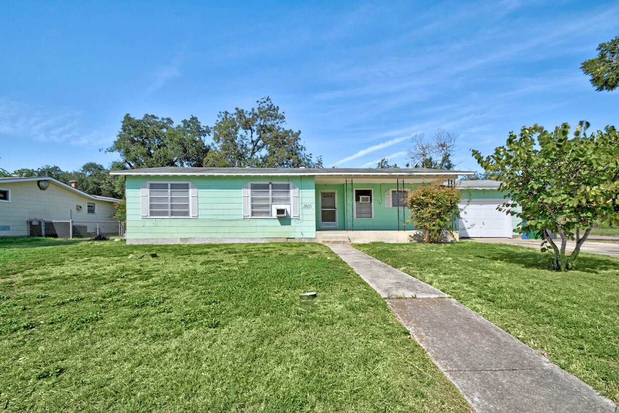 Foto principal - Charming move-in ready home on a spacious ...