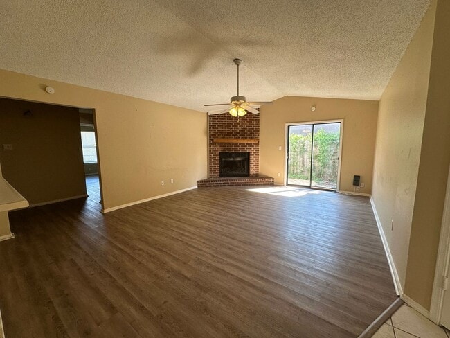 Building Photo - Welcome to this charming 3-bedroom, 2-bath...