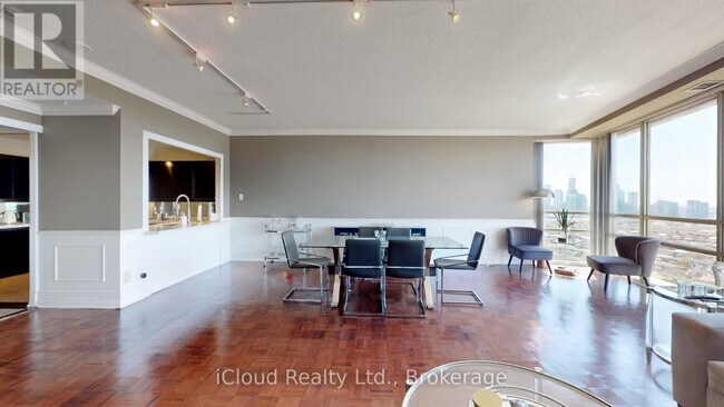 Photo du bâtiment - 50 Eglinton Ave W