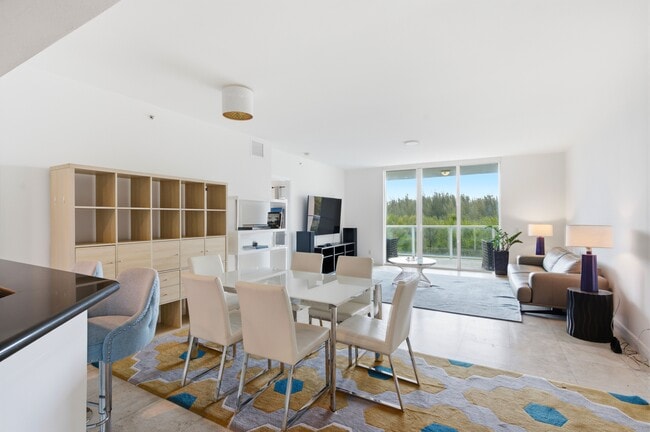 Foto del edificio - 14951 Royal Oaks Ln