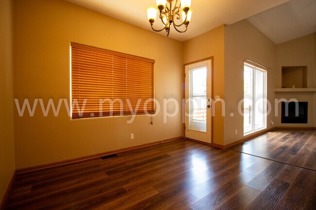 Foto del edificio - spacious 4-bedroom, 3-bathroom