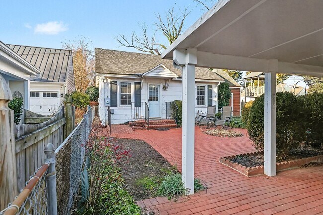Foto del edificio - Cozy Cottage in Downtown Fredericksburg