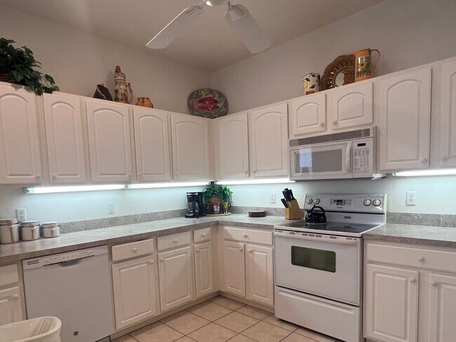 Foto del edificio - 2BD/2BA/2CG VILLA AT PELICAN POINTE