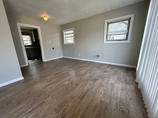 Building Photo - 2Bed/1Bath Available