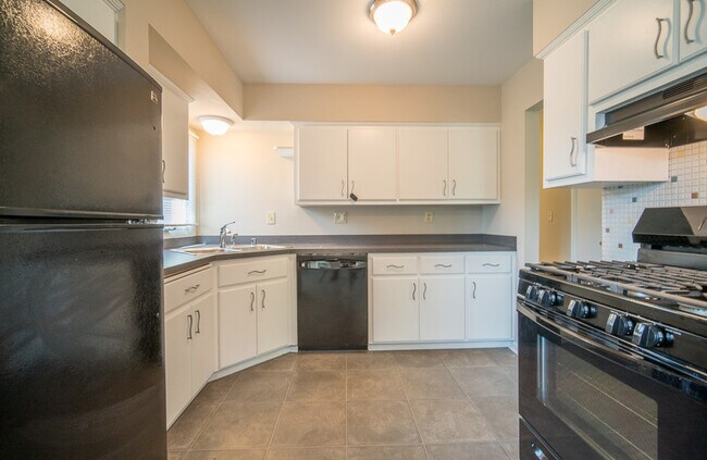 Foto del edificio - 8035 W Warnimont Ave