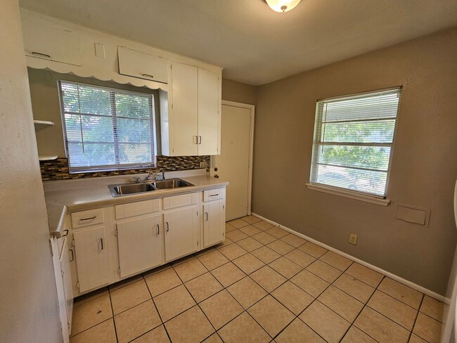 Building Photo - 2bed 1 bath near VA Hospital