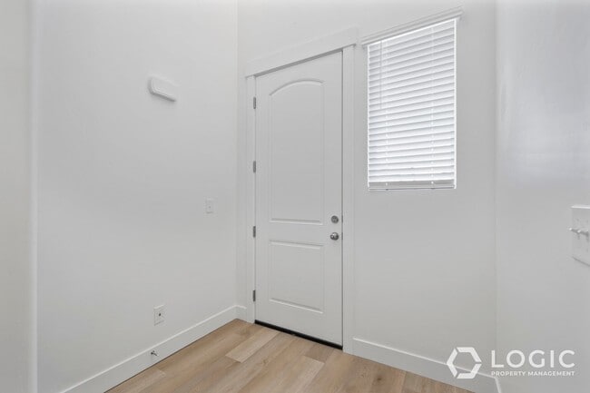 Building Photo - Beautiful Townhome in Wonderful Location!