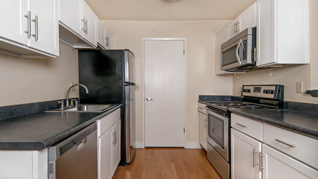 Kitchen with Stainless Steel Appliances - Verde