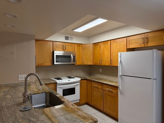 Foto del edificio - UNFURNISHED Upgraded Condo in Central location - Quiet Condominium Complex