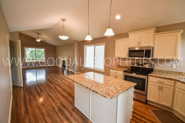 Foto del edificio - 4 Bedroom, 3 Bath Home with Clubhouse and ...