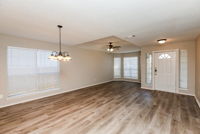Foto del edificio - 4648 Feathercrest Dr