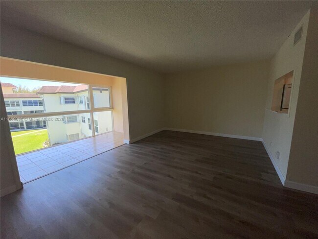 Foto del edificio - 4200 Crystal Lake Dr