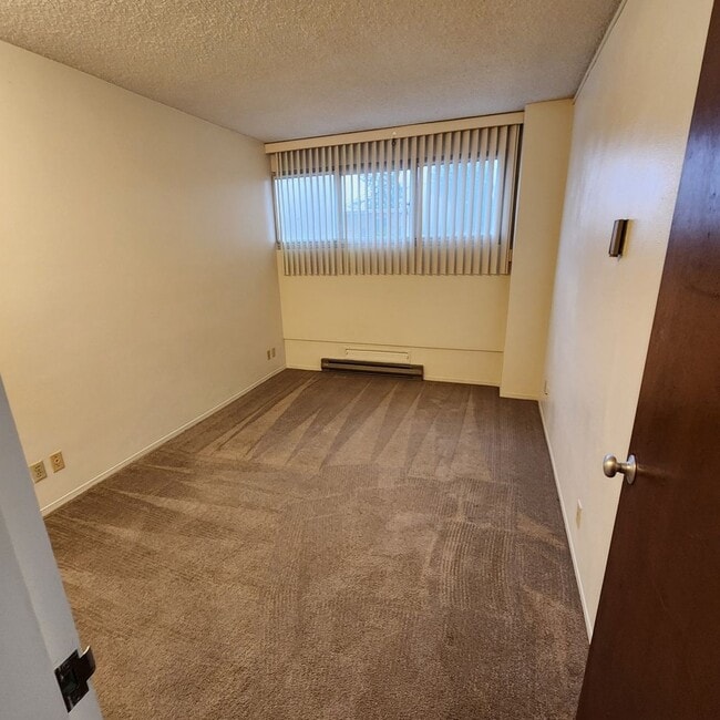 Building Photo - Willamette Towers One Bedroom Condominium Unit