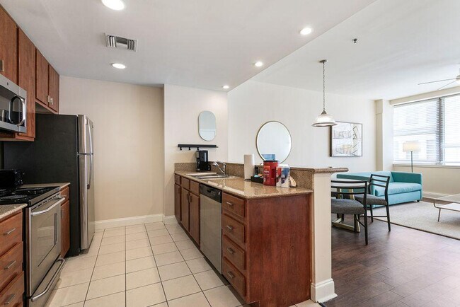 Building Photo - 925 Common St