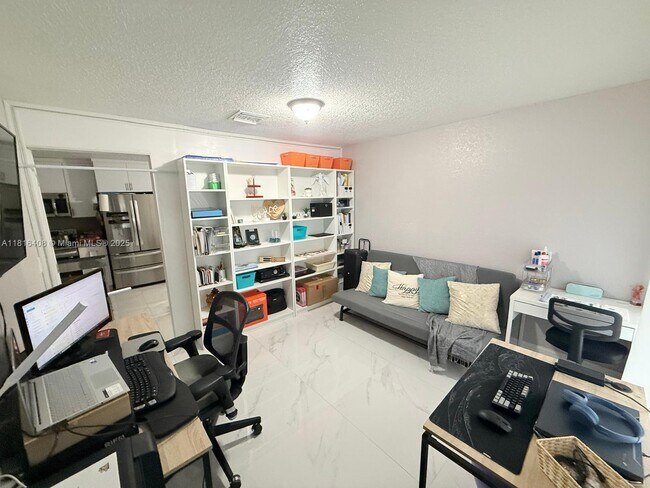 Foto del edificio - 3330 NW 17th Ct