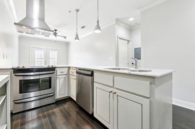 Foto del edificio - Perkins Palms Condominiums - 1 Bedroom Available Now