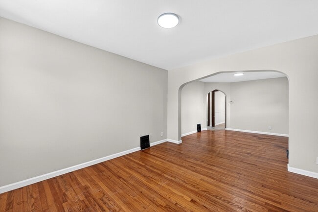 Building Photo - 304 Bayless Ave