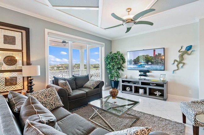 Building Photo - 633 Bay Colony Dr S