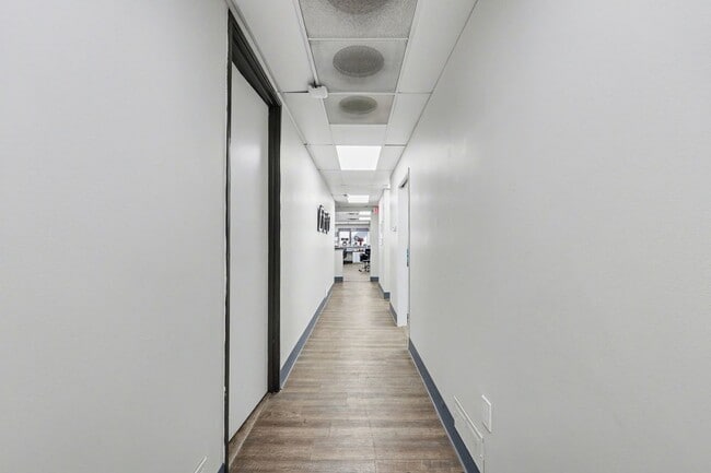 Building Photo - 30000 Orchard Lake Rd