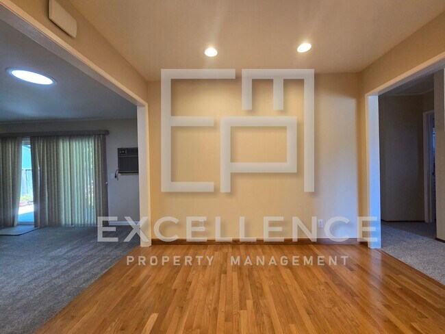 Foto del edificio - 3/2 House with New Carpet, Real Hardwood F...