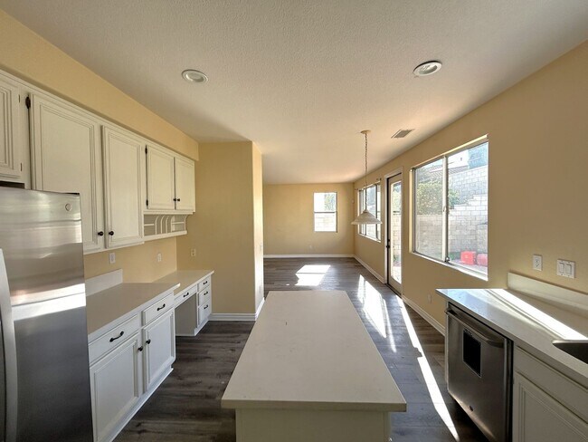 Foto del edificio - TORREY PINES DR CHINO HILLS 91709 (4 BED/ 2 BATH)