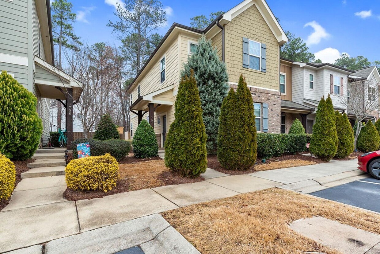 Foto principal - End Unit Townhome Available in Apex!