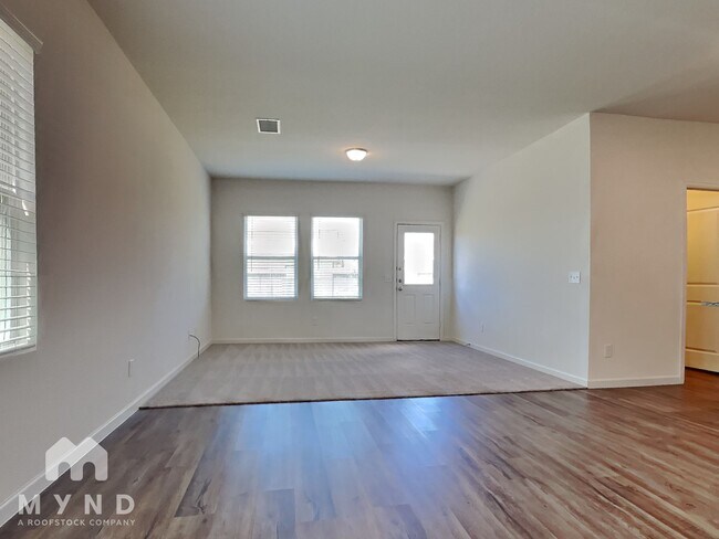 Foto del edificio - 1056 Banyon Tree Ln
