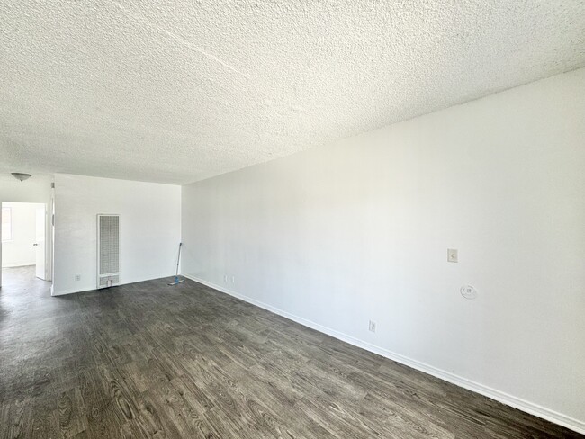 Foto del edificio - 8900 Baring Cross St