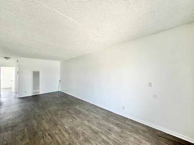 Building Photo - 8900 Baring Cross St