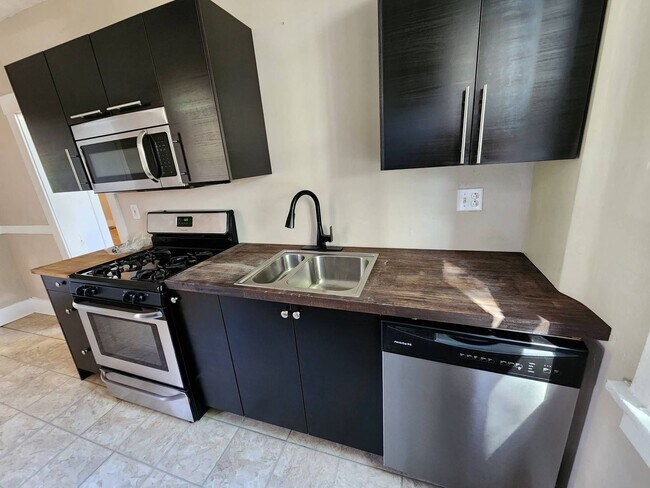 Foto del edificio - AVAILABLE JUNE 2026 - 3 Bedroom, 2 Bath Home w/ Wood Flooring & Fenced-in Yard!!!