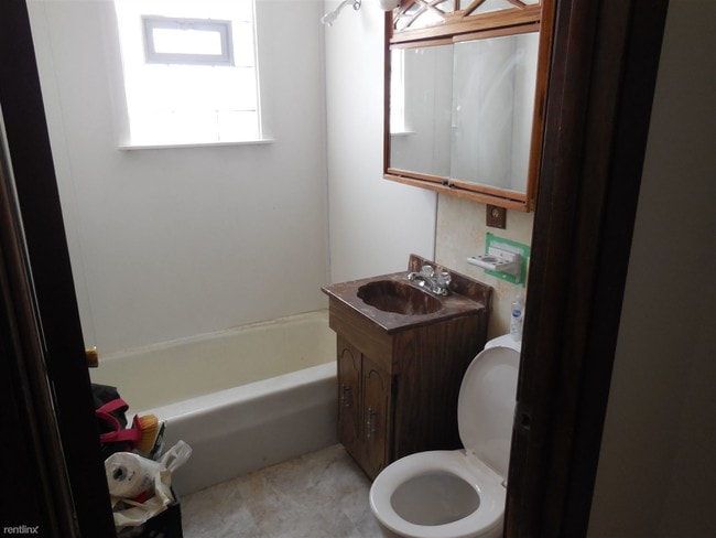 Building Photo - 4238 Sheffield Ave