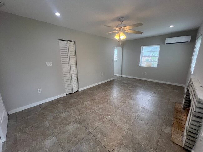 Living area - 128 E Central Blvd
