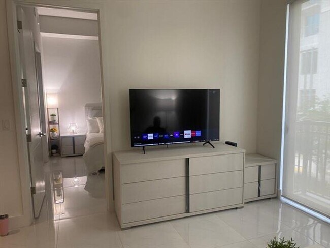Foto del edificio - 301 Altara Ave