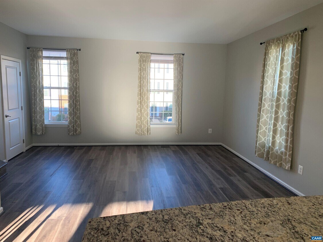 Foto del edificio - 2167 Whispering Hollow Ln