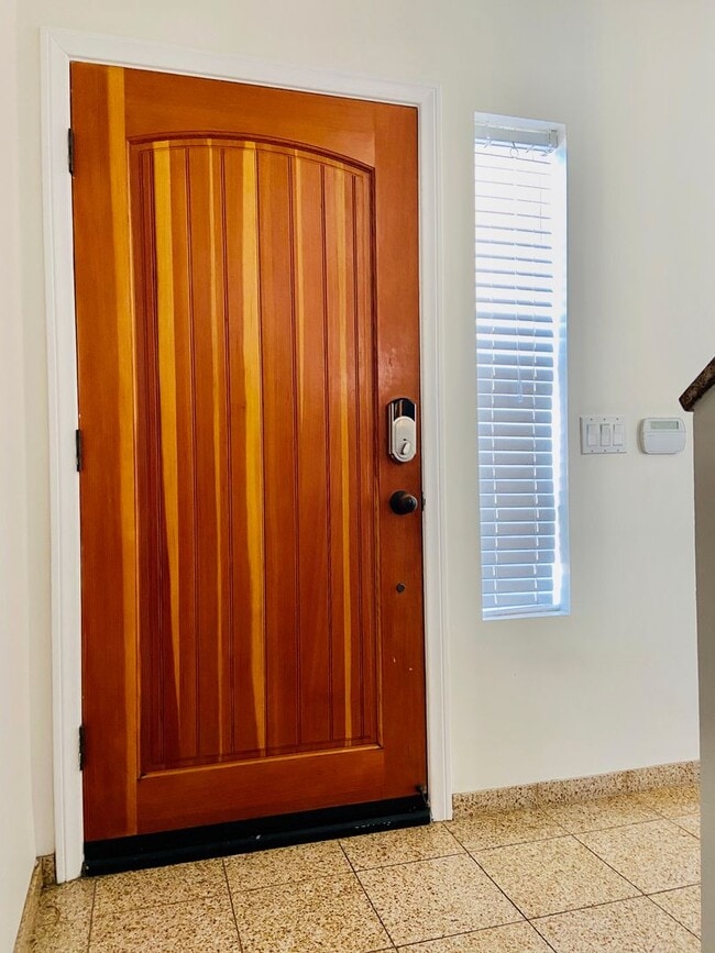 Building Photo - Beautilful Corner Unit Multi-Level Townhou...
