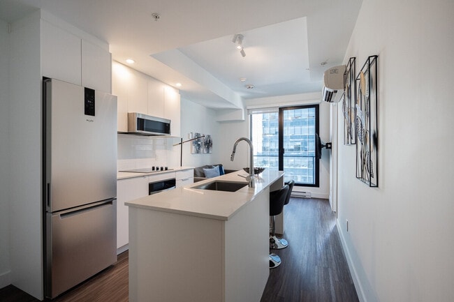 Building Photo - 665 Rue Versailles