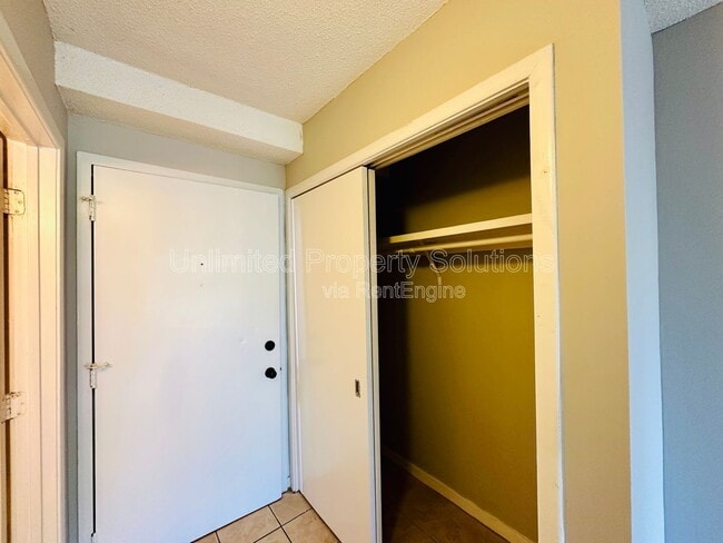 Building Photo - 456 Racine Dr